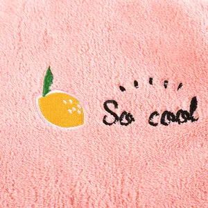 Serviette à cheveux en polaire corail rose avec broderie citron et texte So cool