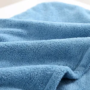 Gros plan détaillé du tissu en polaire corail bleu marine à la texture ultra-douce