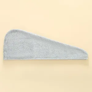 Dettaglio macro dell'asciugamano per capelli in pile corallo grigio chiaro ad alta densità