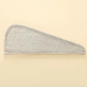 Dettaglio ravvicinato dell'asciugamano in pile corallo per capelli con bottone di fissaggio