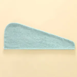 Dettaglio dell'asciugamano per capelli in pile corallo azzurro con trama assorbente
