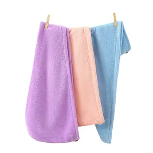 Driedelige absorberende microvezel haarhanddoek set in zachte pasteltinten hangend