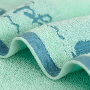 Serviette en coton vert menthe épais avec motif jacquard et texture éponge absorbante