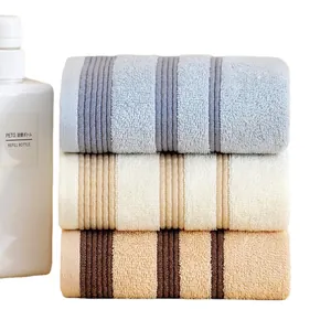 Lot de trois serviettes en coton rayé absorbantes en bleu clair, beige et havane