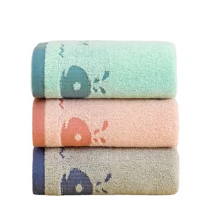 Lot de trois serviettes en coton absorbant vert, rose et gris avec motif baleine