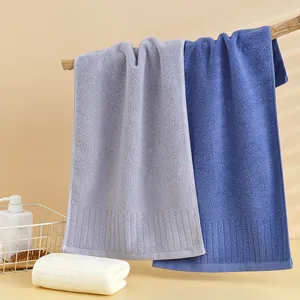 Dettaglio di asciugamani in cotone morbido blu e bianco con trama a costine