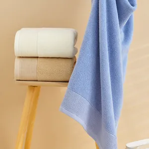 Dettaglio degli asciugamani da bagno in cotone con trama a riccio e bordo a costine