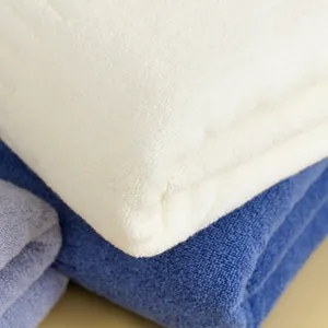 Asciugamani da bagno spessi in cotone blu e bianco con texture morbida assorbente