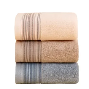 Juego de tres toallas absorbentes de puro algodón en color melocotón, marrón y azul gris