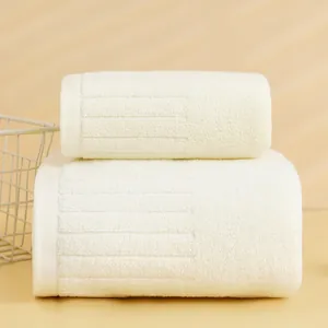 Dettaglio del set di asciugamani in cotone bianco con trama a righe orizzontali e morbide