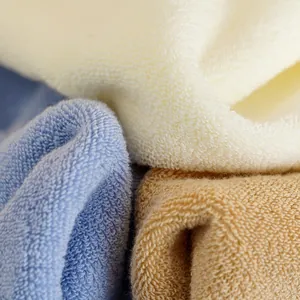 Asciugamani da bagno in cotone spesso con spugna assorbente nei colori panna, blu e kaki