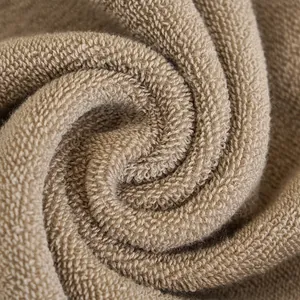 Serviette en coton marron clair doux avec texture éponge absorbante en motif spirale