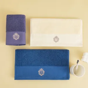 Set di tre asciugamani di lusso in cotone viola, beige e blu con ricamo della lettera S