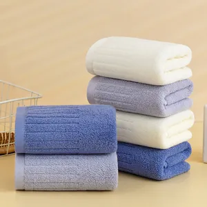 Asciugamani in cotone spessi e assorbenti in bianco, viola, giallo e blu per la casa