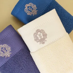 Set di asciugamani in cotone spesso con elegante ricamo a corona in blu, viola e bianco crema