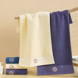 Dettaglio di asciugamani in cotone premium con ricamo di lusso e trama soffice