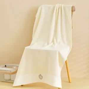 Dettaglio dell'asciugamano da hotel in cotone con ricamo corona e consistenza morbida