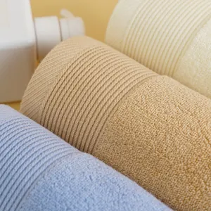 Asciugamani in cotone spesso blu, kaki e beige con trama a costine e morbide spugne