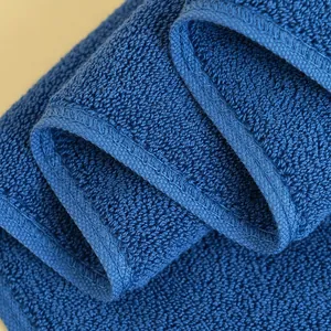 Asciugamano in cotone blu navy con bordi a zigzag e morbida trama in spugna fitta