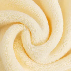 Asciugamano da bagno spesso giallo chiaro in cotone con trama a riccio morbida e densa