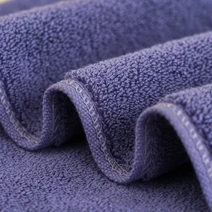Vista macro di un asciugamano di cotone viola con trame di spugna spesse e assorbenti