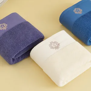 Set di asciugamani in cotone spesso con eleganti ricami e motivo del logo S