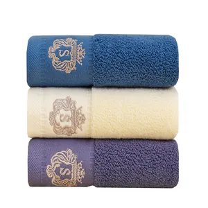 Set di tre asciugamani in cotone premium con elegante ricamo dorato e monogramma S
