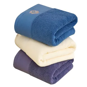 Set di tre asciugamani in cotone spesso blu, beige e viola con ricamo dorato