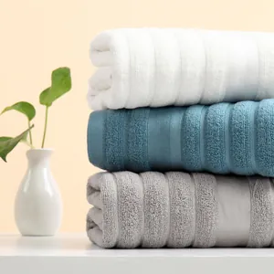 Set di tre asciugamani in cotone spesso con larghe strisce verticali in colori neutri
