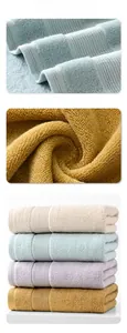Detail eines vierfarbigen Baumwoll-Handtuch-Sets mit Saumnaht und weicher Faserstruktur