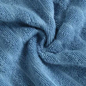 Asciugamano spesso in cotone azzurro con trama a righe e design morbido a spirale
