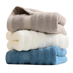 Set di tre asciugamani in cotone spesso con trama a righe nei colori kaki, beige e blu