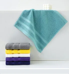 Dettaglio di asciugamani in cotone spesso con trama a riccio fitta e strisce decorative