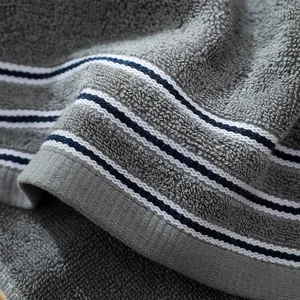 Weiches gestreiftes graues Baumwollhandtuch mit Frotteestruktur und Rippsaum