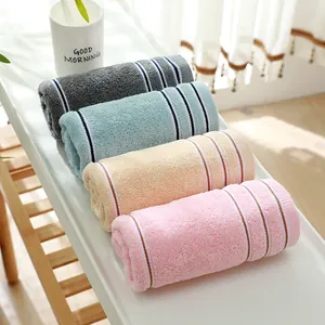 Viererset weiche gestreifte Baumwoll-Gesichtstücher in Grau, Blau, Gelb und Rosa für Zuhause