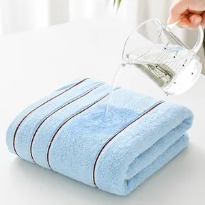 Asciugamano da bagno in cotone azzurro a righe che mostra l'elevato assorbimento d'acqua