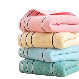 Set di quattro asciugamani in cotone morbido e assorbente in colori pastello