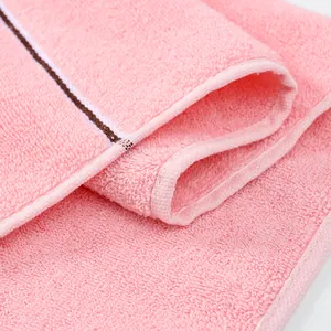 Asciugamano in cotone rosa spesso con trama in spugna assorbente e bordo jacquard