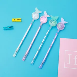Lot de 4 stylos papillon avec globes à paillettes sur fond bleu clair
