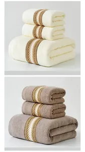 Vue détaillée des ensembles de serviettes en coton crème et taupe avec rayures jacquard