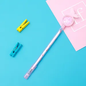 Détail du stylo gel papillon rose avec paillettes de cœur et décoration de papillon 3D