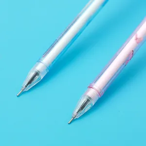 Gros plan détaillé de stylos gel à paillettes papillon avec pointes fines de précision