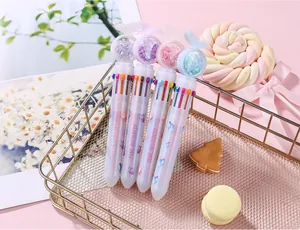 Dettaglio di penna a sfera a 10 colori con farfalla rosa e paillettes scintillanti