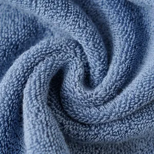 Serviette de bain en coton bleu épais avec boucles haute densité et texture douce