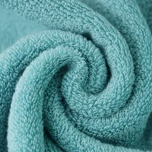 Set di asciugamani in cotone blu lago spesso con morbida trama a spugna e assorbente