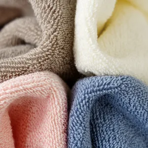 Lot de serviettes en coton épais en rose, bleu marine, beige et marron en tissu éponge