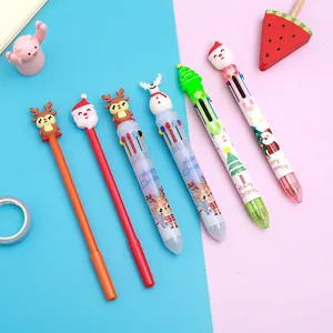 Detail van meerkleurige kerstbalpennen met cartoon kerstman en rendier decoraties