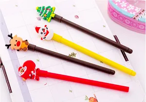 Detail von kreativem Weihnachts-Gelschreiber-Set mit Silikon-Figuren auf Notizbuch