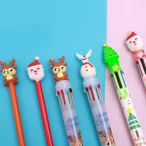 Detailopname van 3D kerst cartoon toppers op veelkleurige intrekbare balpennen