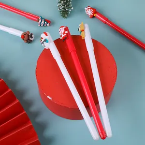Détail de capuchons de stylos de Noël avec figurines 3D en PVC de Père Noël et renne